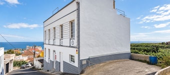 GuestReady - Historic Farmhouse Bay Views