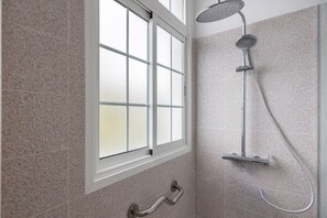 Douche, sèche-cheveux, serviettes fournies