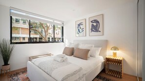 2 bedrooms, desk, iron/ironing board, free WiFi - The Wandering Leaf on Centennial Park (Centennial Park)