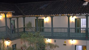 Habitación triple básica, patio, vista al jardín | Exterior