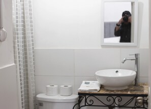 Basic Twin Room, Garden View | Bathroom - Qinty Nature Ecolodge (Paucartambo)