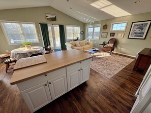 TV, books, music library, video library - The Nest at Black Hall (Old Lyme)