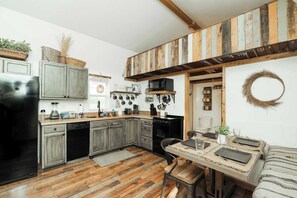 Fridge, microwave, oven, stovetop - Lone Star Bungalow with Hiking & Lake access (Branson)
