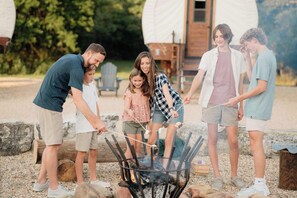 Property grounds - Glamping Wagon on Working Ranch | Lake Taneycomo (Branson)