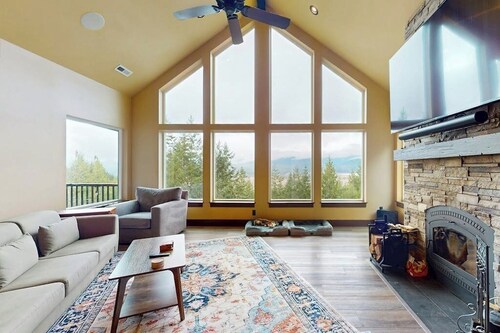 Spacious home with private hot tub, full kitchen & incredible views