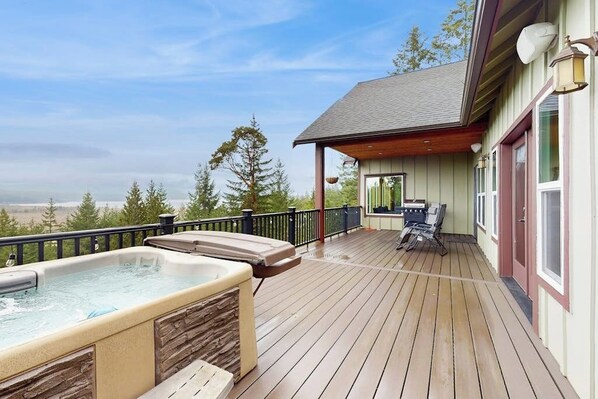 Terrace/patio - Spacious home with private hot tub, full kitchen & incredible views (Union)