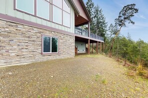 Exterior - Spacious home with private hot tub, full kitchen & incredible views (Union)