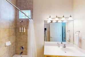 Hair dryer, towels - Relaxing, dog-friendly condo w shared pool & free Wifi - steps to beach access (South Padre Island)