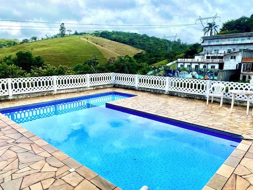 Complete country house with swimming pool and billiards.