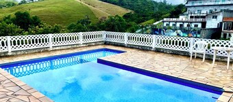 Complete country house with swimming pool and billiards.