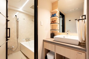 Kamar Quadruple Superior, Bebas Asap Rokok | Kamar mandi | Pengering rambut, sandal, handuk, dan sampo