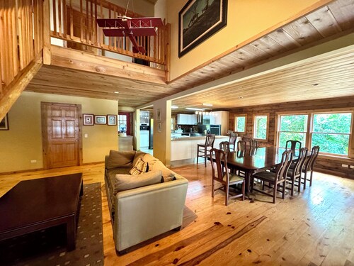 Serene craftsman 6-bedroom cabin perfect for group getaways