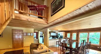 Serene craftsman 6-bedroom cabin perfect for group getaways