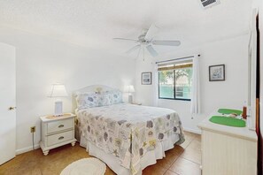 Room - Charming condo with access to shared outdoor pool, wifi, and private balcony (Englewood)