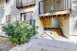 Exterior - Charming condo with access to shared outdoor pool, wifi, and private balcony (Englewood)