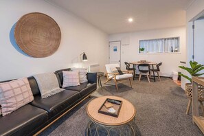 TV - Esplanade Apartments - Surfside (Dunedin)
