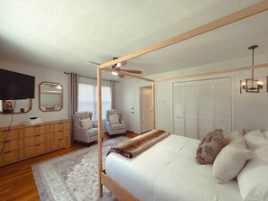 3 bedrooms, desk, iron/ironing board, WiFi - Keyless entry, Fenced Yard, Pets ok, near beach. (Pensacola)