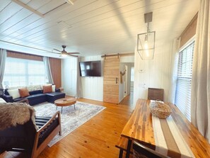 Smart TV - Keyless entry, Fenced Yard, Pets ok, near beach. (Pensacola)