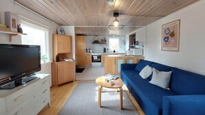 A modern living room with a TV, sofa, and coffee table. - Beautiful home in Tjörnarp with WiFi (Tjörnarp)