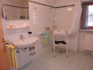Shower, hair dryer, towels - Apartment (B) with 1 bedroom and terrace 1-2 persons (Chieming)