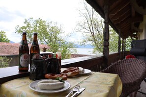 Outdoor dining - Apartment (C) with combined living room/bedroom and balcony for 1-2 persons (Chieming)