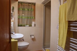 Shower, hair dryer, towels - Vacation apartment (D) 1 bedroom and balcony, 1-4 persons (Chieming)