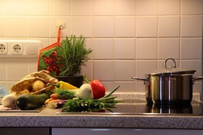 Fridge, microwave, oven, stovetop - Vacation apartment (E) with 1 bedroom and balcony, 1-4 persons (Chieming)