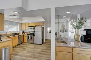 Fridge, microwave, oven, stovetop - Garden Oasis | Near Strip + Pool & Spa (Las Vegas)