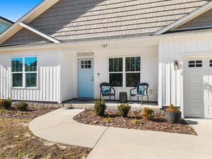 Exterior - Gratitude 𓇼 Pool + Golf Cart + 0.7 mi to Beach (Oak Island)