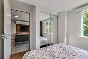 Room - High-End DT Living | Spacious 2BR + 2 Bath (Vancouver)