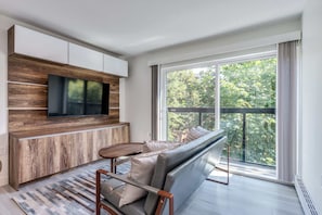 Living area - High-End DT Living | Spacious 2BR + 2 Bath (Vancouver)