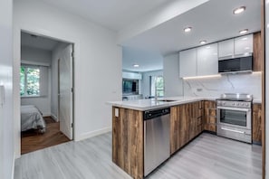 Private kitchen - DT 2BR/2BA | Modern, Spacious, Walk Everywhere (Vancouver)