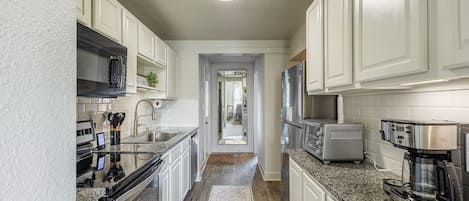 Frigorífico, microondas, horno y placa de cocina