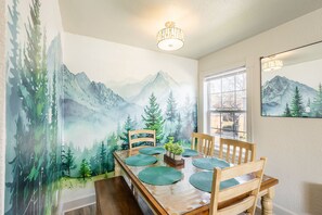 Dining - Boise Base Camp: 4bd, Arcade, Gym, Dog-Friendly, Near BSU & Downtown (Boise)