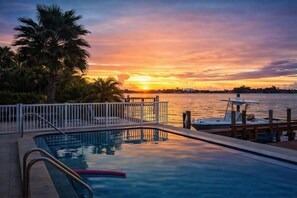 Outdoor pool, a heated pool - Gorgeous Waterfront 2BR Condo w Pool and Boat Dock in Treasure Island Beach (Treasure Island)