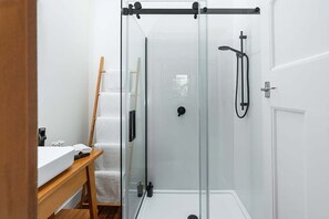 Haartrockner, Handtücher, Seife, Shampoo