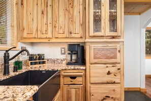 Private kitchen - Family Cabin: Kids Playroom, Photo Mural, Pets OK (Groveland)