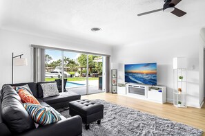 Smart TV, fireplace - Waterfront!!!! Fantastic 3-bedroom fully renovated villa with POOL and HOT TUB! (Deerfield Beach)