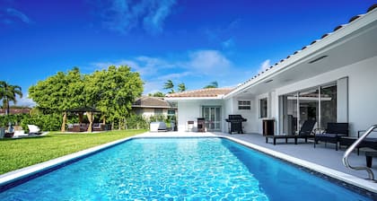 Waterfront!!!! Fantastic 3-bedroom fully renovated villa with POOL and HOT TUB!