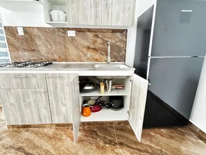Comfort Double Room, 1 Queen Bed, Patio, Courtyard View | Private kitchen | Full-size fridge - CASA LUCY ALOJAMIENTOS (Palmira)
