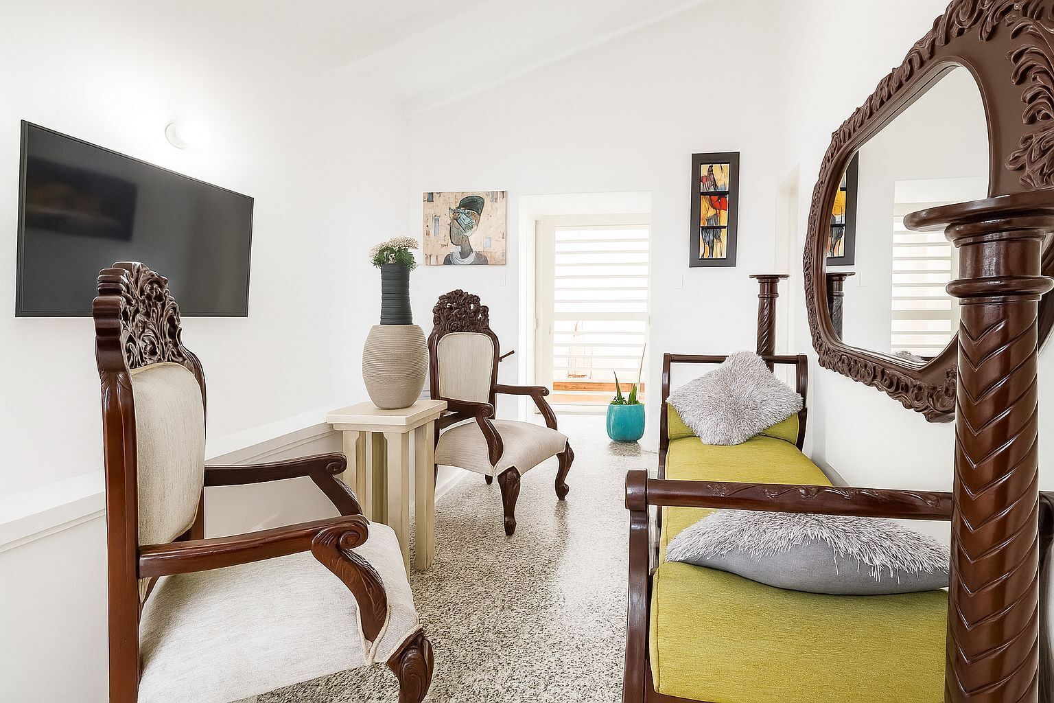 غرفة مزدوجة مريحة - سرير كبير - برواق - منظر للفناء | المنشأة من الداخل