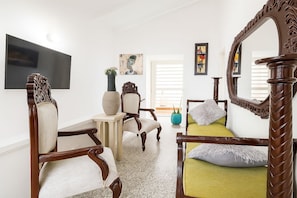 Kahden hengen comfort-huone, 1 keskisuuri parisänky, patio, näköala pihalle | Sisätilat