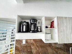 Kahden hengen comfort-huone, 1 keskisuuri parisänky, patio, näköala pihalle | Sisätilat