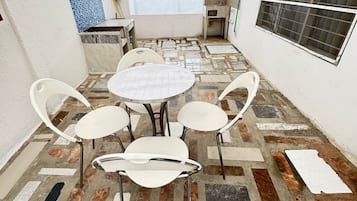 تناول الطعام بالخارج