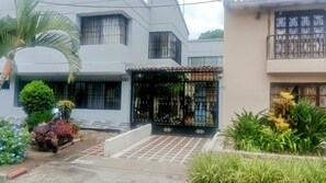 Quarto casal conforto, 1 cama Queen, varanda, vista para o pátio | Fachada