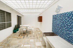 Quarto casal conforto, 1 cama Queen, varanda, vista para o pátio | Opções para refeição