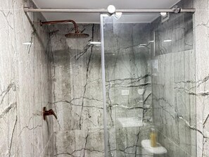 Quarto casal conforto, 1 cama Queen, varanda, vista para o pátio | Banheiro