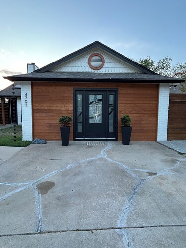 Wonderful studio with AC in vibrant Austin neighborhood