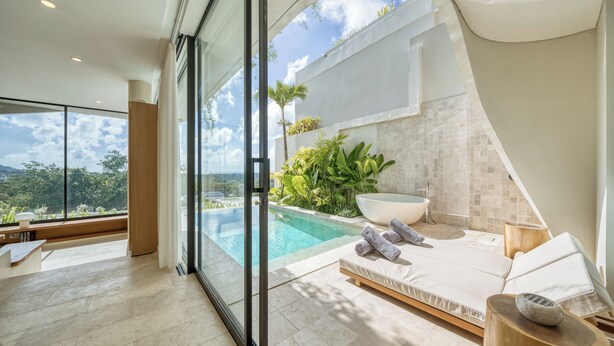Um spa moderno com piscina infinita de vidro, uma banheira grande e uma espreguiçadeira.