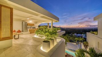 Luxe villa, balkon, uitzicht op zee | Terrein van de accommodatie